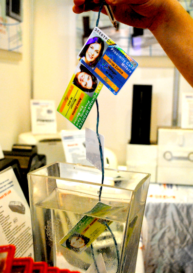 Пластиковые карты напечатаны Smart 51 выдерживают испытание водой